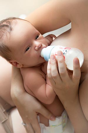 Breastfeeding vs Formula Feeding